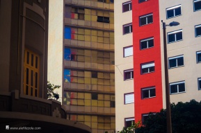 Cubismo sideral escalavrado em patamares habitacionais, por vezes polvilhados de galhos esparsos que contrapõe o racional e o orgãnico nas paisagens urbanas. Imagens feitas durante o PhotoWalk BH 2015.